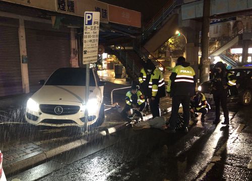 無照男酒駕拒檢自撞交通標誌桿　同車乘客咆哮執勤警雙雙遭逮