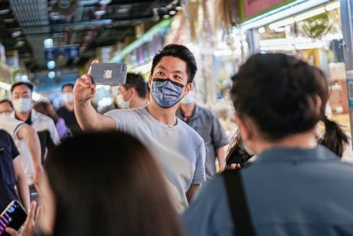 掃街遇嬤倒地「各自表述」!名嘴批蔣萬安缺同理心 直播掌鏡的他道歉了