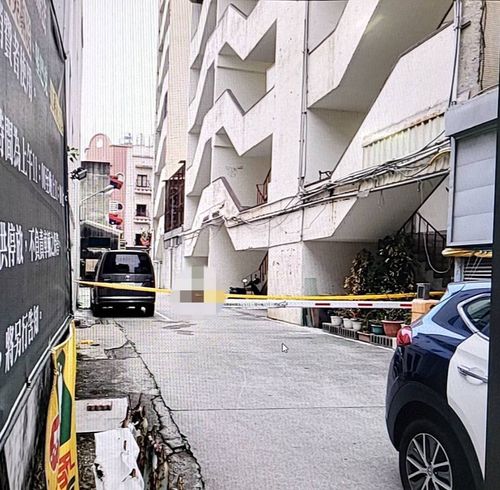 台南窄巷「人躺血泊亡」　警抬頭看！搜出他從4樓墜落