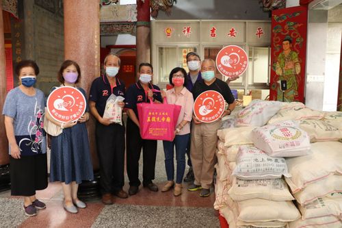 土城五穀先帝廟愛心做公益 慨捐200份澎湃包、3千斤白米助弱勢