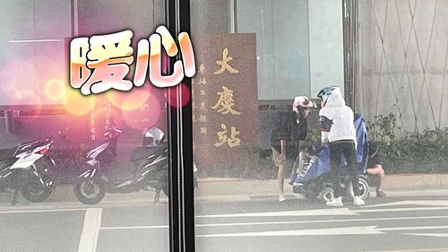 颱風天暖舉！台中3騎士停車替「輪椅男」穿雨衣　千人激讚：最美的是人