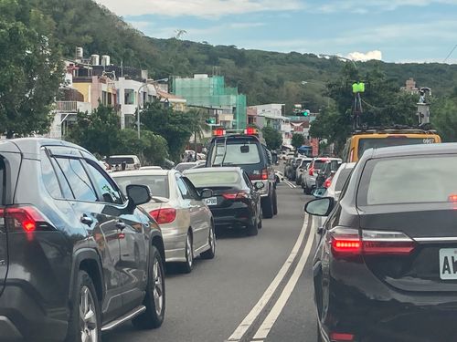 解封前衝一波!墾丁連假住房率飆升9成 遊客塞車塞到「懷疑人生」