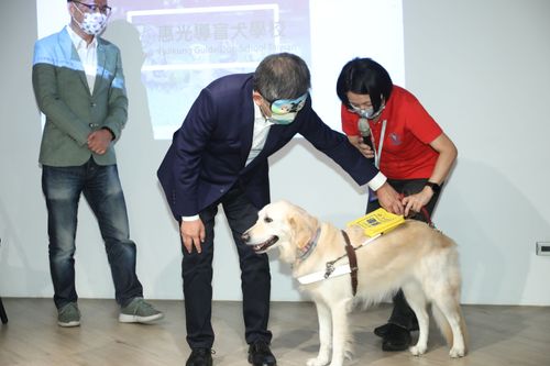 矇上眼被導盲犬牽著走！不到5分鐘路程　陳時中喊徬徨無助