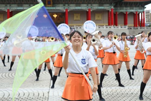 國慶表演暖身PK　橘色惡魔、北一女、曉明女中齊現身自由廣場