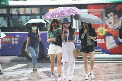 書包收好準備明上課!北市24小時雨量估未達停班課標準 山區學校雨大可自定