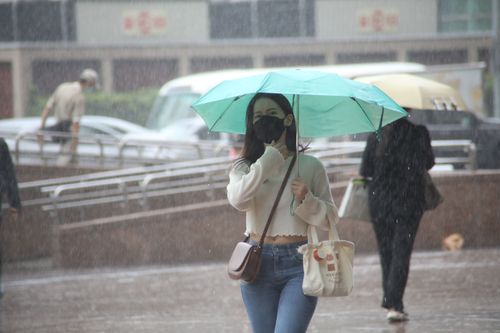 凍未條！雨彈狂炸全台11縣市　這地區已發「超大豪雨警報」