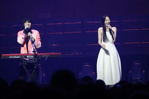 宇宙人開唱「美食水水」千千秀美背認真走音　吳姍儒挺5月肚捧場