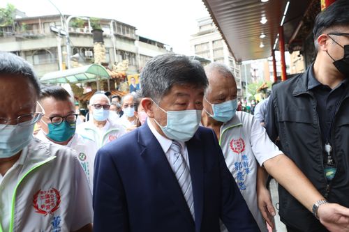 「擋疫苗」挨圍剿！陳時中麥克風沒關洩真心話　「我是瘋子嗎？」怒駁全是抹黑