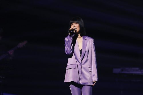 金曲歌后曹雅雯出櫃後作風更大膽 紫色西裝內只穿性感內衣