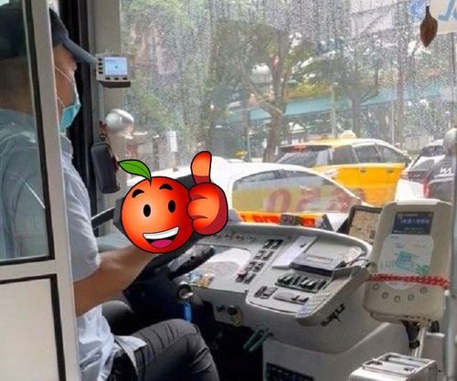 超猛公車司機！趁等紅燈舉這麼大一顆　網驚：車內一片祥和｜影片