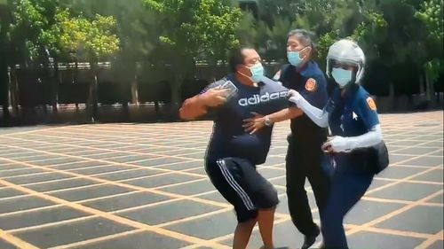 不滿安平港警攔車過磅還要上銬 駕駛要提告女警