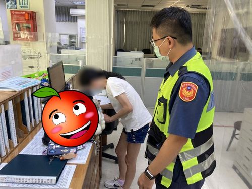 音浪太強！台中長腿女騎車戴耳機　震落「這一物」讓後方騎士狂追