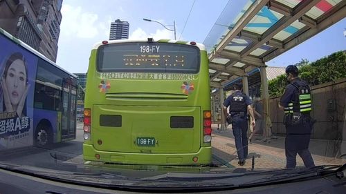 北市婦搭公車遺落5萬現金　狂敲警車玻璃求助追回財物
