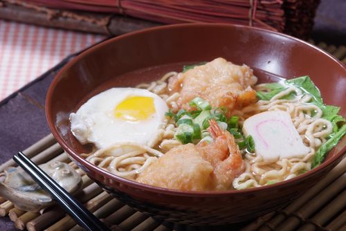 被嫌問太多!台南鍋燒名店被嗆砸店 「神鵰俠侶」千元丟桌:我有錢賠