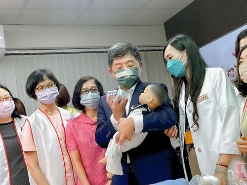 陳時中換人設學抱嬰餵奶 她急喊等一下:怎麼孩子抱這樣?