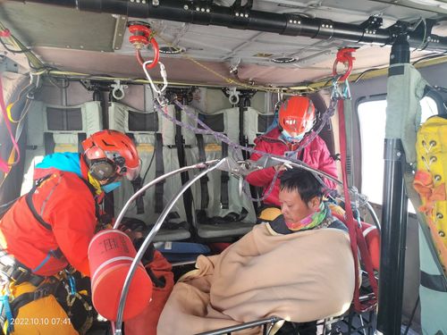 登山協作員高山症發作全身抽蓄　黑鷹直升機國慶日出動救援送醫