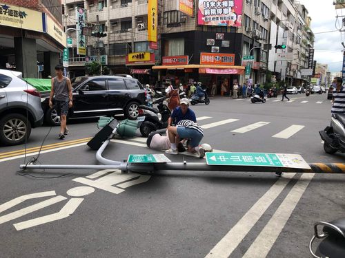 風真透！彰化紅綠燈連根拔起　倒楣女騎士遭擊落
