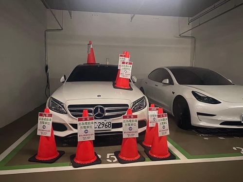 特斯拉的反擊！賓士亂停糗了  網友看到冏照狂笑：比壽星過生日還要慘