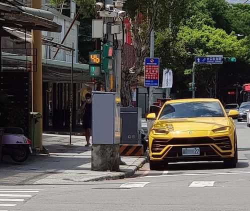 廖老大茶飲店前千萬超跑「阿娘喂規停車」 網:罰單不痛不癢!