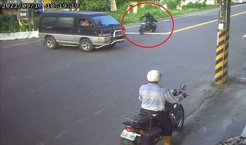 影片｜恐怖車禍！廂型車被重機撞到彈離地面　騎士慘噴飛趴地無動靜
