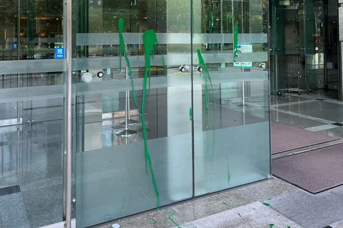 不滿NCC淪綠營打手 藍議員參選人潑漆後報警