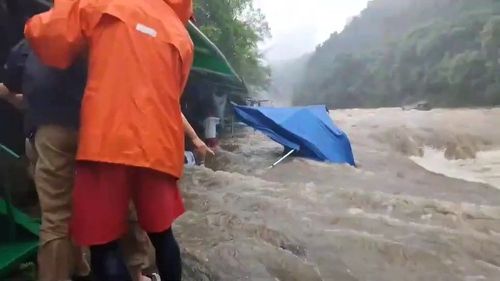 影片｜颱風天去大豹溪烤肉？洪水暴漲人群狂撤　網轟：拿生命開玩笑！