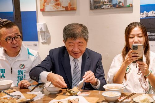 陳時中吃滷肉飯也要盜圖? 網酸「又加分了」:阿中真是聲量鬼才!