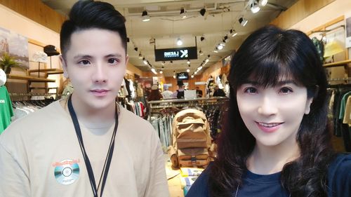 陳艾湄突襲最帥店長兒被當姊弟 長子羅東夜市賣衣「顏值爆表」