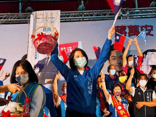 王鴻薇不滿側翼只提「蔣萬安免當兵」　怒貼「陳其邁投球照」嗆雙標