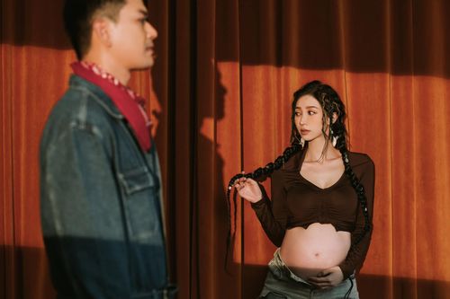 男星孕妻封肚前拍寫真　上圍激增F胸「腿美得太不可思議」