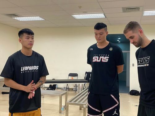 對雲豹菜鳥從後面「巴頭」 太陽蘇奕晉特別到休息室道歉