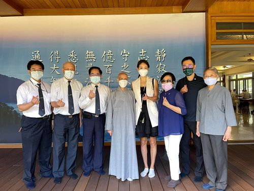 賈永婕見證嚴法師自稱女神還要「啾咪」！老公婆婆嚇出冷汗　上人回應好智慧