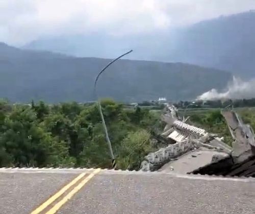 影片|花蓮高寮大橋不敵6.8強震斷裂 3人跌落獲救倖存