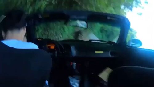 敞篷車競速翻覆影片曝!「翻了一圈頭還在」 車迷嘆:又一台名機殞落