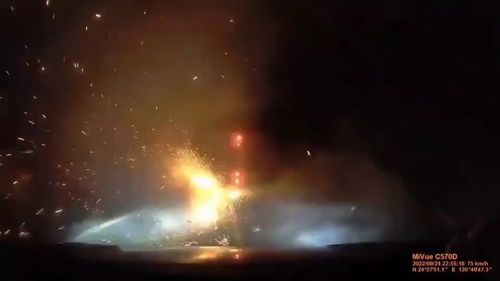 國道大車撞大車!貨櫃翻覆滑行火花噴濺 網嚇呆:褲底一包