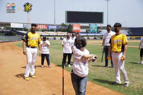 陪唐寶寶打樂樂棒球 中信福來喜、吳哲源展現愛心