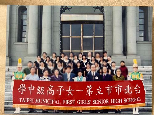 不忍了!高虹安曝北一女旗隊照片「向綠營抹黑宣戰」