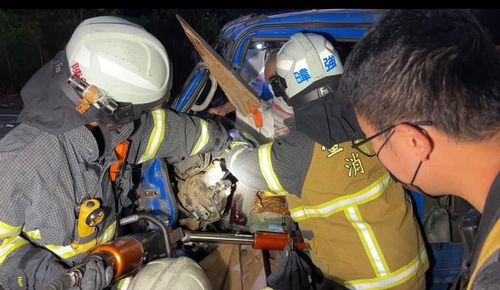台東小貨車、汽車相撞　驚！變電箱被剷倒車毀釀2傷