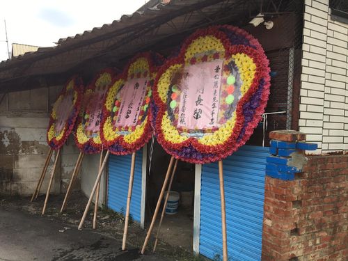 家門整排喪禮花圈「碩德永昭」　亂觸霉頭兇手找到了