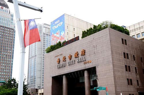 北市府外国旗竟降半旗 绿营议员痛批:国庆变国丧!让人看笑话