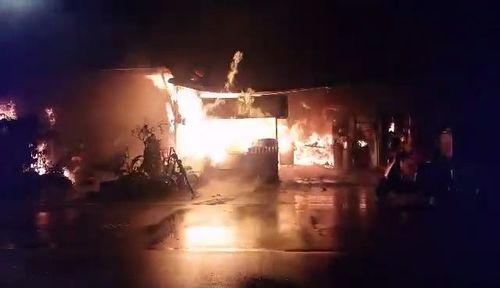 桃園中壢中央小吃店凌晨大火 消防雲梯緊急升梯救出受困3人