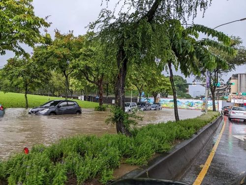 尼莎雨彈狂炸!北市南深橋陸閘關閉 研究院路淹半個車身高