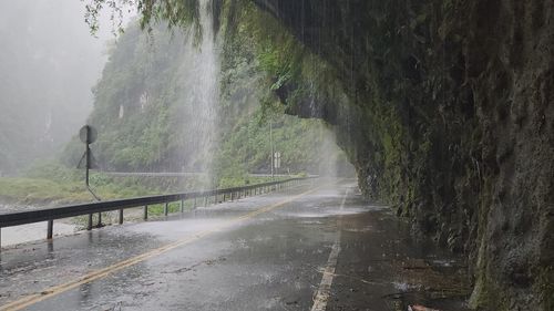 尼莎颱風暴雨不停！中橫關原至天祥段　傍晚5時預警性封路