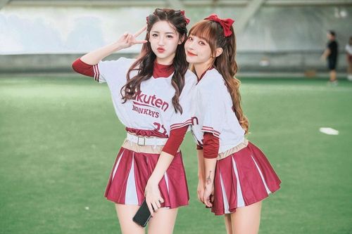 「真襄」的新制服曝光! 林襄迷你裙露「雪白大腿」鬼臉賣萌