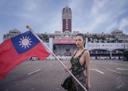 國旗正妹「霸氣側漏」!職業軍人變辣模 總統府前放送「超兇側乳」