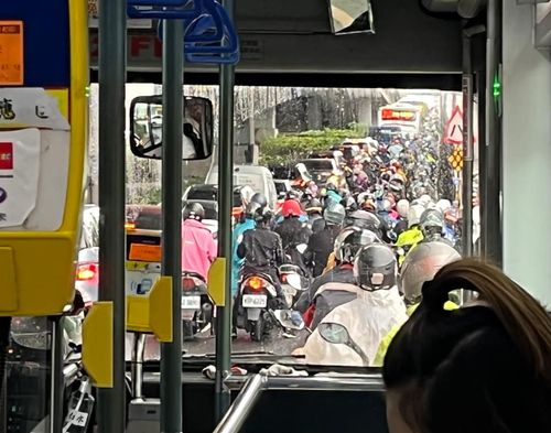 新莊交通大癱瘓 OL下公車「走了1小時」!上班族崩潰:全勤沒了