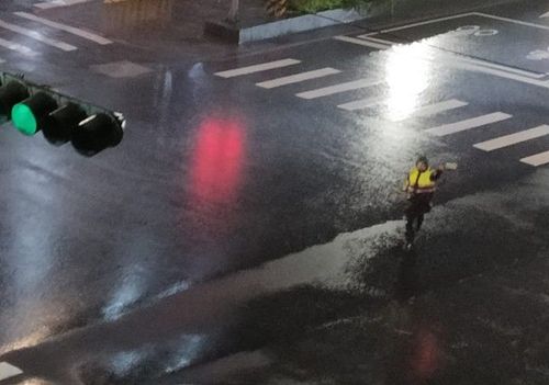 汐止警察「暴雨中站4小時」指揮交通 民眾心疼:太辛苦了