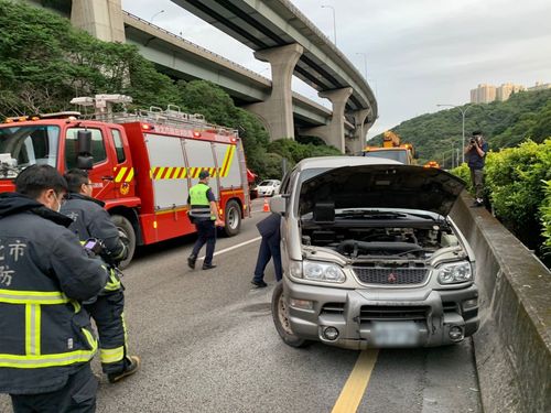 新北男不明原因國一撞護欄　無生命跡象！熱心駕駛救出他