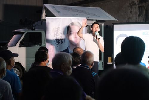 鄭朝方打造行動競選總部 小胖卡成願景車駛進竹北31里