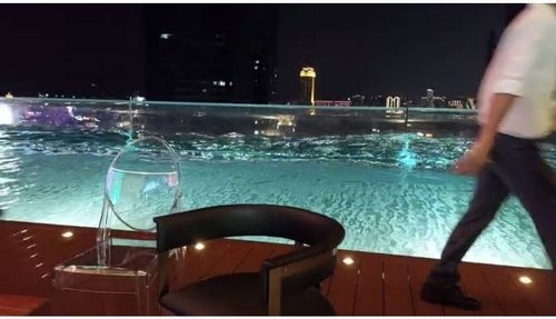 台東6.4強震|造浪影片!高雄飯店24樓無邊際泳池晃到暈 女生崩潰喊可怕